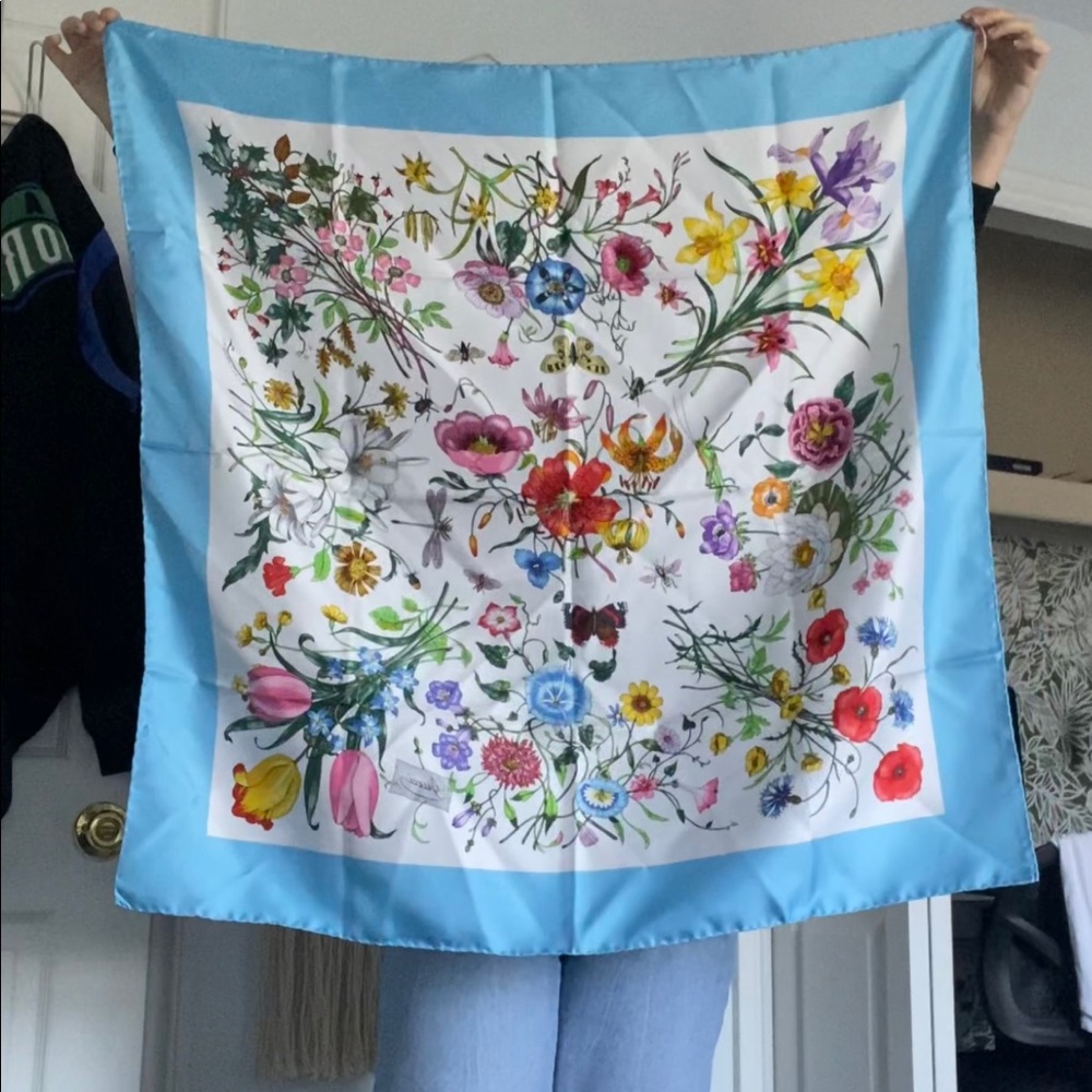 Vintage Gucci 100% silk Accornero flora scarf